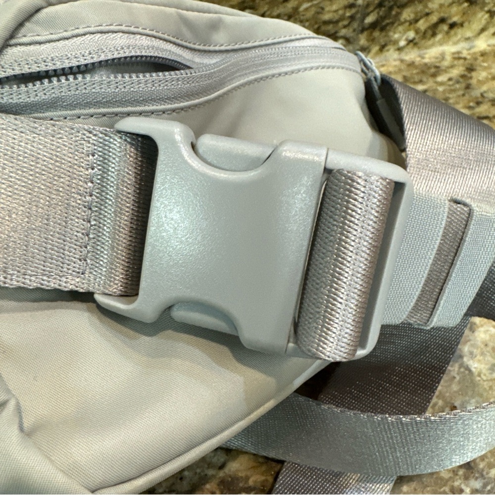 Lululemon everyday belt bag grey/silver New with flaws - Picture 9 of 12